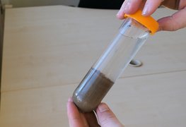 Reagenzglas mit Bodenprobe füllen zur Messung des Aggregatzustandes